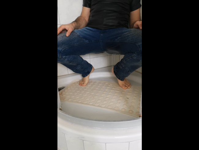 Userwunsch Video: Natursekt extrem - Ich pisse immer wieder in meine enge Blue Jeans