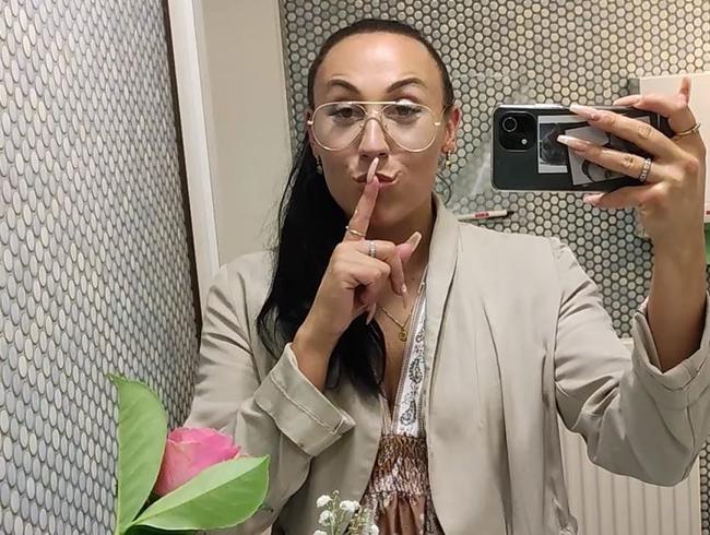 HEIMLICHE PISS MASTURBATION auf dem Geburtstag meiner Freundin