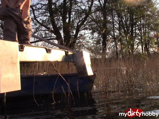 im Bogen ins Wasser gepisst