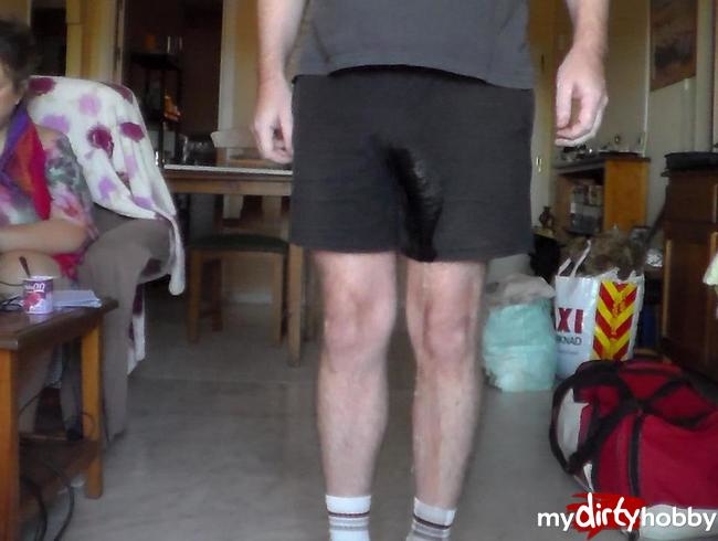 John pinkelt in seinen schwarzen Shorts