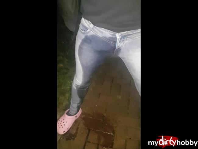 Mein Sklaven befohlen sich ordentlich die Jeans voll zu pissen